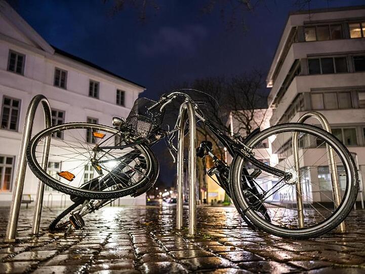 Zwei Fahrräder sind am frühen Morgen zur Seite gekippt.