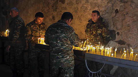 Armenische Soldaten im orthodoxen Dadiwank-Kloster in der zwischen Armenien und Aserbaidschan umstrittenen und umkämpften Region Berg-Karabach.