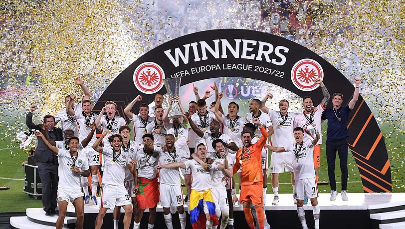So sehen (Europa League)-Sieger aus: Eintracht Frankfurt um Torwart und Matchwinner Kevin Trapp (oranges Trikot) feiert den dramatischen Finalsieg nach Elfmeterschießen über die Glasgow Rangers in Sevilla.