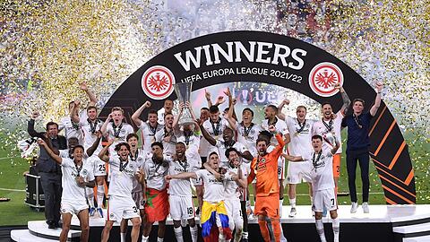 So sehen (Europa League)-Sieger aus: Eintracht Frankfurt um Torwart und Matchwinner Kevin Trapp (oranges Trikot) feiert den dramatischen Finalsieg nach Elfmeterschießen über die Glasgow Rangers in Sevilla.