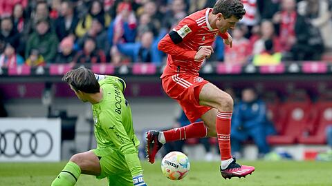 Thomas Müller vom FC Bayern München und Manuel Riemann vom VfL Bochum kurz vor dem 1:0 für Bayern.