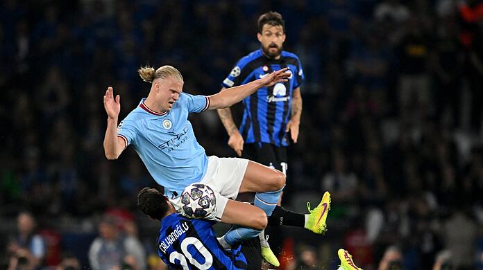 Erling Haaland (oben) hatte es gegen Inter um Hakan Calhanoglu schwer.