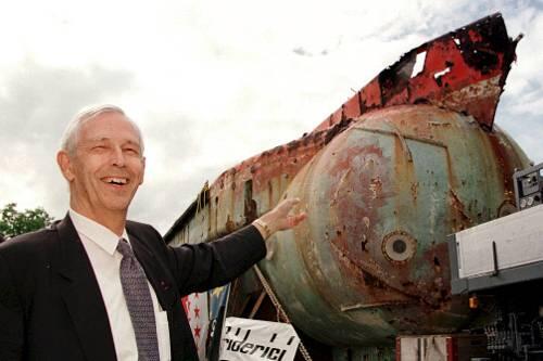 Posiert stolz mit seinem Tauchboot "Mescoscaphe": Jacques Piccard.