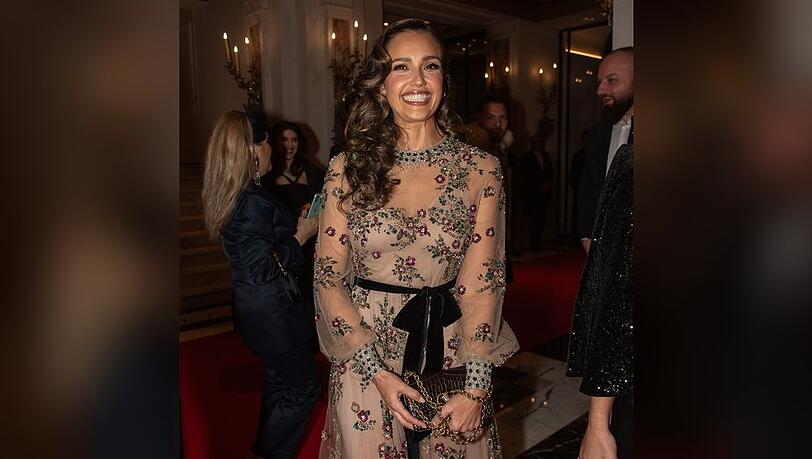Jessica Alba fühlte sich bei den Discobolo Awards im römischen Hotel Eden sichtlich wohl in ihrer eleganten Robe mit Blumenmuster. Jessica Alba fühlte sich bei den Discobolo Awards im römischen Hotel Eden sichtlich wohl in ihrer eleganten Robe mit Blumenmuster.