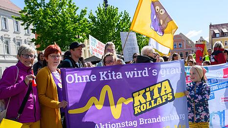 Im brandenburgischen Cottbus demonstrieren Erzieherinnen und Erzieher bei einem Aktionstag im Mai gegen einen drohenden "Kita-Kollaps".
