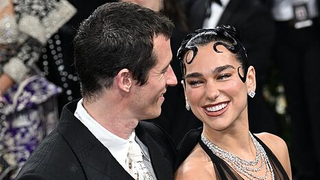 Dua Lipa und Callum Turner haben auf Sizilien geheiratet.