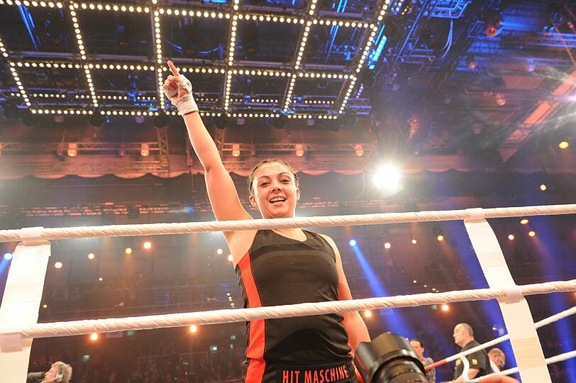 Sie gaben alles, schlugen sich mit K.O.-Hieben aus dem Ring - Die Bilder vom großen Sat.1-Promiboxen am Freitagabend.