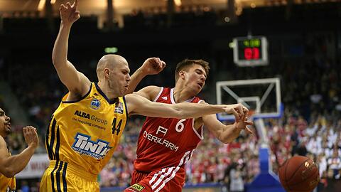 Heftiges Gerangel: Berlins Zach Morley gegen Bayern-Kapitän Steffen Hamann.