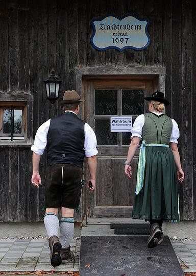In Osterwarngau ist das Wahllokal gleich im Trachtenverein untergebracht.