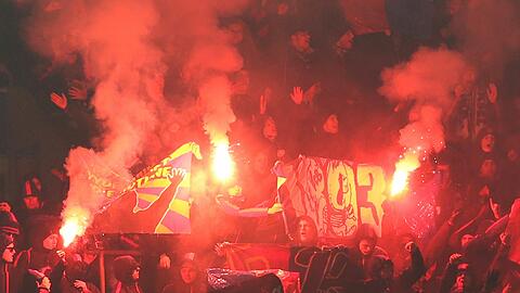Krawalle in und um Fußballstadien machen dem Deutschen Städtetag Sorge. Es soll härter gegen Gewaltfans vorgegangen werden. Was der Städtetag noch fordert, sehen Sie in der Bilderstrecke.