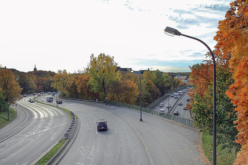 Giesings lange Kurven: Wer vom Drumberg hinüber zum Candidberg geht, muss über sie drüber: die Candidstraße, die sich in langen Kurven den Hang hinauf zieht. Ein ganz eigener Reiz ist das, dieser Anblick &ndash; spektakulär auf jeden Fall. Nördlich davon in der Lohstraße befinden sich die aufgegebenen Siedlungsflächen, die vor dem Krieg noch Untergiesing waren.