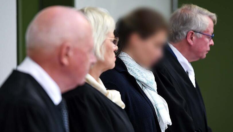 Die Verlobte des Multimillionärs wurde zu insgesamt viereinhalb Jahren Haft verurteilt. Die Verlobte des Multimillionärs wurde zu insgesamt viereinhalb Jahren Haft verurteilt.