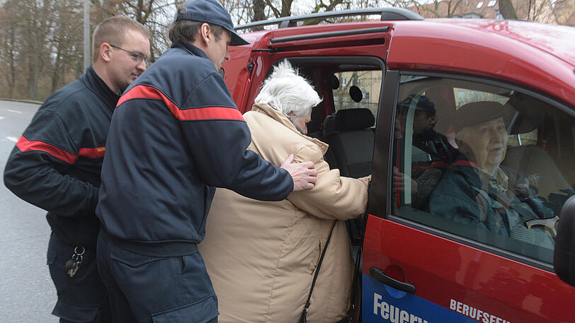 Anwohner wrden mit Rettungsdiensten in Notunterkünfte gebracht.