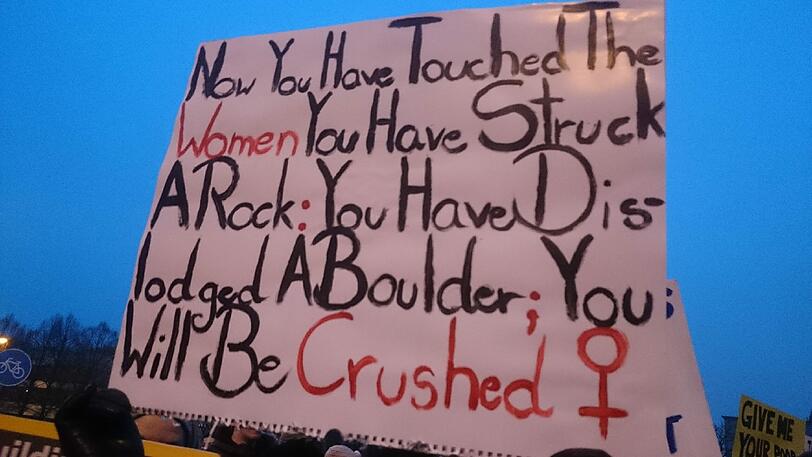 Titel des Plakats: "Now you have touched the women, you have struck a rock - you have dislodged a boulder, you will be crushed"