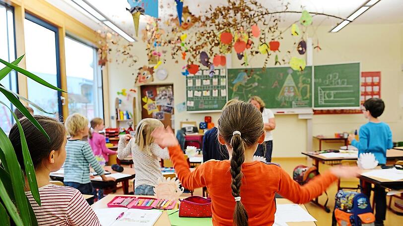 In der Grundschule   machen Kinder die ersten Schritte in Richtung Bildung  - doch beim richtigen Schreiben und Rechnen hapert es.