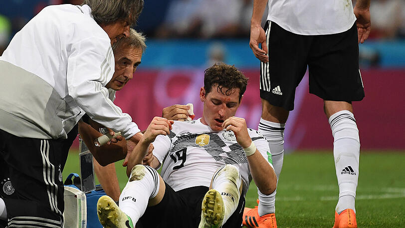 Sebastian Rudy (Deutschland) - Was für ein dramatischer WM-Auftakt für Sebastian Rudy! Der defensive Mittelfeldspieler rutschte im Spiel gegen Schweden für Sami Khedira in die Startelf und schlug sich zunächst tapfer. Bis er geschlagen wurde: Rudy bekam den Fuß eines schwedischen Gegenspielers mitten ins Gesicht. Das Blut strömte aus seiner Nase, er wurde ausgewechselt. Ob der 29-Jährige nach seinem Nasenbeinbruch samt OP im dritten Gruppenspiel gegen Südkorea spielen kann, ist unklar. Note: Keine Bewertung möglich.