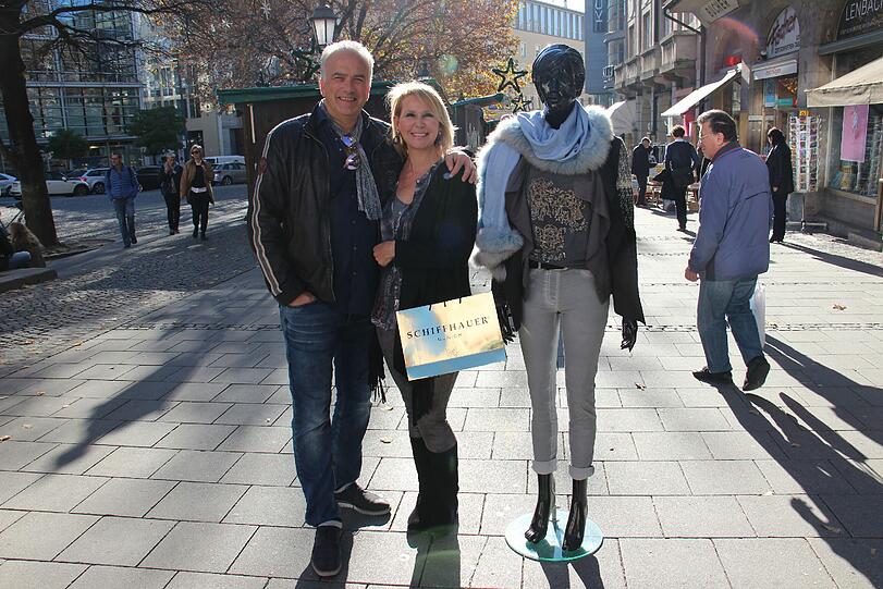 Roswitha und Martin Schiffhauer bieten schicke Münchner Mode an.