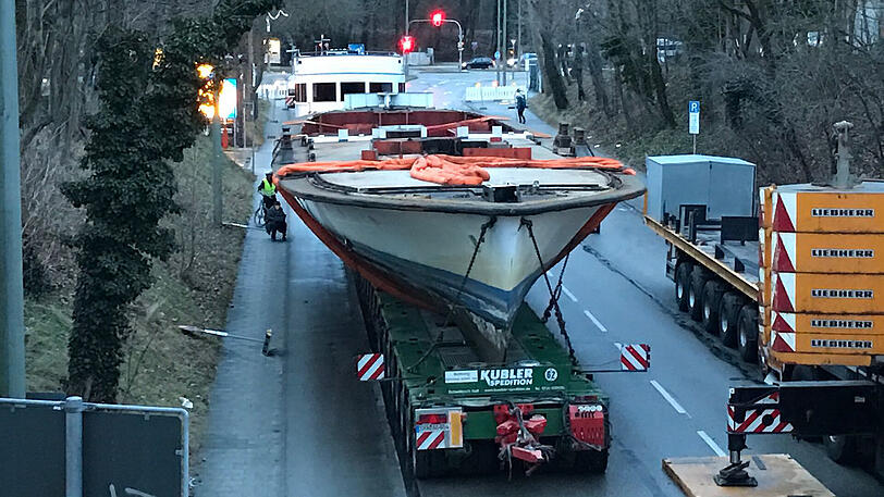 Die MS Utting steht schon an der Brücke. Letzte Vorbereitungen werden getroffen.