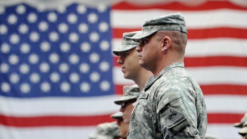 US-Soldaten stehen nach ihrer Ankunft auf der US-Airbase vor einer US-Flagge. Foto: Frank May/dpa/Archivbild US-Soldaten stehen nach ihrer Ankunft auf der US-Airbase vor einer US-Flagge. Foto: Frank May/dpa/Archivbild