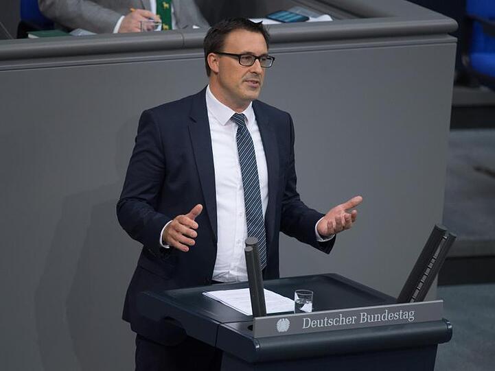 Sören Bartol (SPD) spricht bei einer Plenarsitzung des Deutschen Bundestages. Foto: Jörg Carstensen/dpa/Archivbild