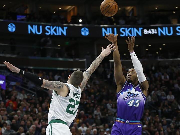 Feierte mit den Boston Celtics gegen die Utah Jazz: Daniel Theis (l).