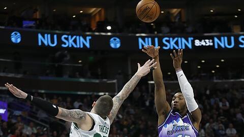 Feierte mit den Boston Celtics gegen die Utah Jazz: Daniel Theis (l).