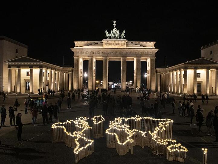 Das erleuchtete Brandenburger Tor vor Beginn der weltweiten Aktion "Earth Hour 2019".