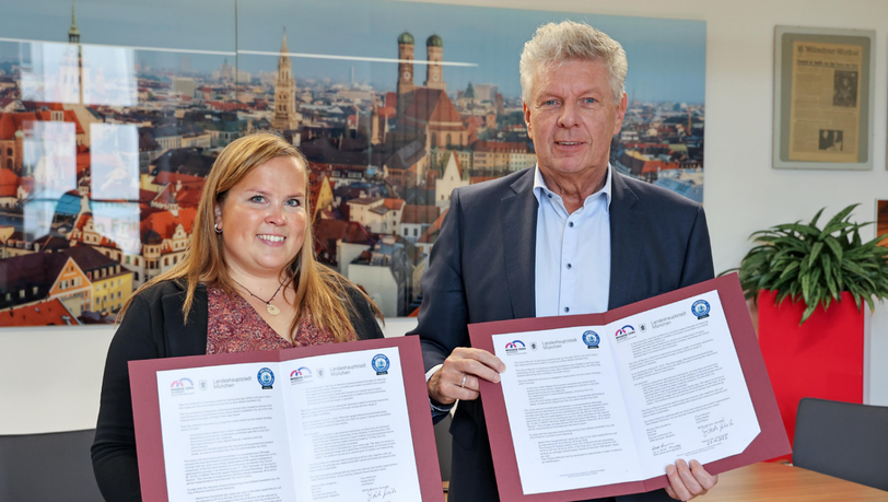 Oberbürgermeister Dieter Reiter und Kaisa Karjalainen von Zero Waste Europe unterzeichneten heute den offiziellen Antrag der Stadt München, Zero Waste Certified City zu werden.