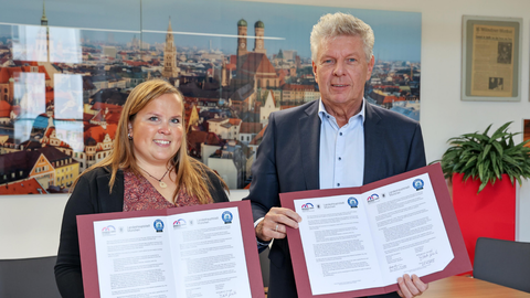 Oberbürgermeister Dieter Reiter und Kaisa Karjalainen von Zero Waste Europe unterzeichneten heute den offiziellen Antrag der Stadt München, Zero Waste Certified City zu werden.