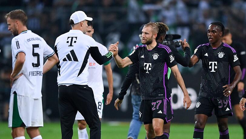 Gut gemacht: FC-Bayern-Trainer Thomas Tuchel gratuliert Neuzugang Konrad Laimer.