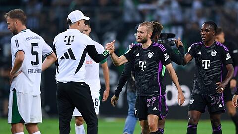 Gut gemacht: FC-Bayern-Trainer Thomas Tuchel gratuliert Neuzugang Konrad Laimer.