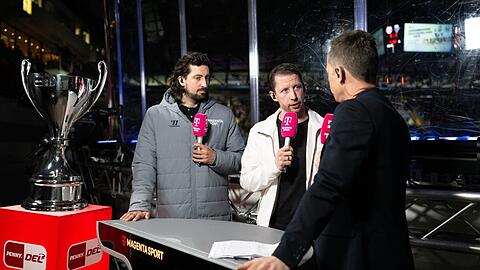 Michael Wolf (Mitte) im Magenta-Sport-Interview bei Experte Patrick Ehelechner (l.) und Moderator Sascha Bandermann.