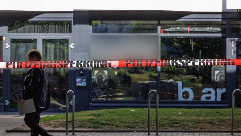 In der Nacht hatten vor eine Bar viele Menschen gefeiert – darunter auch Fußballfans, die den Aufstieg ihrer Mannschaft Arminia Bielefeld in die Zweite Bundesliga bejubelten. In der Nacht hatten vor eine Bar viele Menschen gefeiert – darunter auch Fußballfans, die den Aufstieg ihrer Mannschaft Arminia Bielefeld in die Zweite Bundesliga bejubelten.