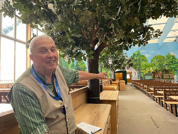 Gerd Laumer auf der  "Brauerei-Galerie" auf der Ostseite des Hackerzelts (hier noch im Aufbau). Auf diesem Balkon sitzen in der Regel nur geladene Gäste.
