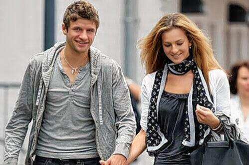 Frisch verheiratet: Thomas Müller und seine Lisa.