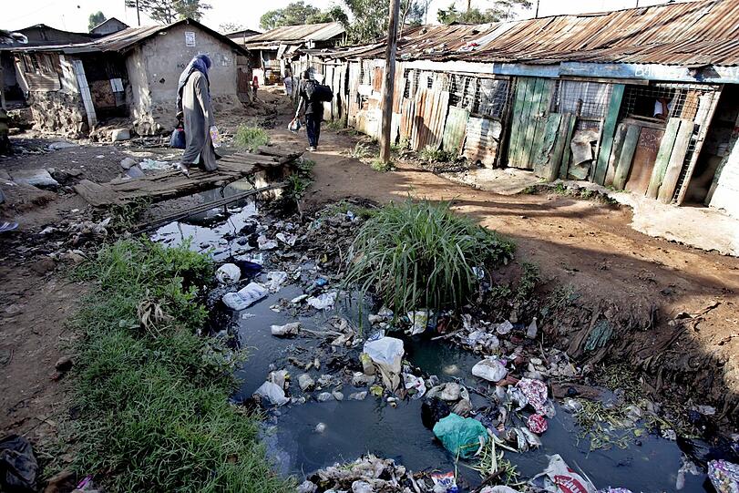 Die Öl-Anlage liegt direkt an einem Slum von Nairobi. Überall lagen nach dem Brand Leichen herum, auch im Fluß.