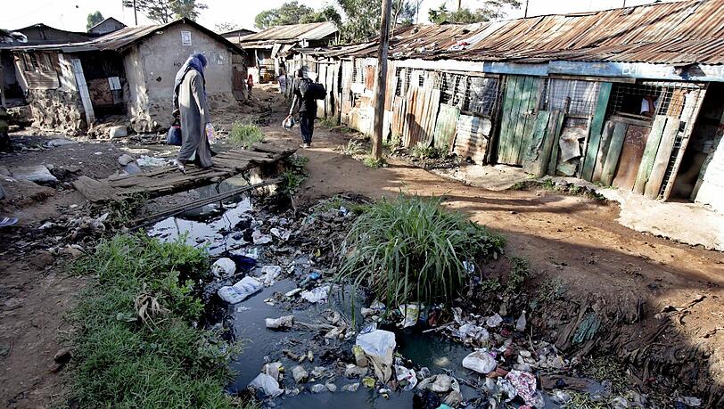 Die Öl-Anlage liegt direkt an einem Slum von Nairobi. Überall lagen nach dem Brand Leichen herum, auch im Fluß. Die Öl-Anlage liegt direkt an einem Slum von Nairobi. Überall lagen nach dem Brand Leichen herum, auch im Fluß.