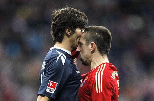 Auge in Auge, Kopfnuss an Kopfnuss: Franck Ribéry im Duell Mann gegen Mann mit Kölns Henrique Sereno. Hierfür sehen beide Gelb.