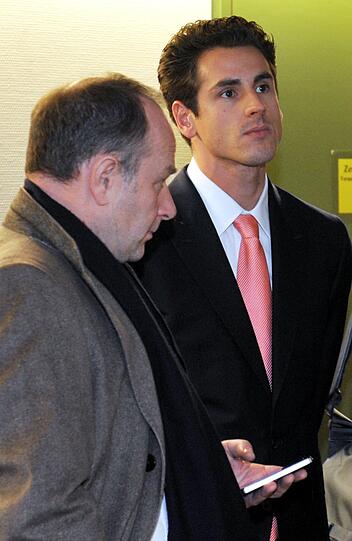 Entschuldigt sich am ersten Prozesstag in München bei Eric Lux: Formel-1-Fahrer Adrian Sutil. Im April 2011 hatte er dem Rennstall-Besitzer von Lotus/Renault in einer Disco in Schanghai mit einem Champagner-Glas am Hals verletzt.