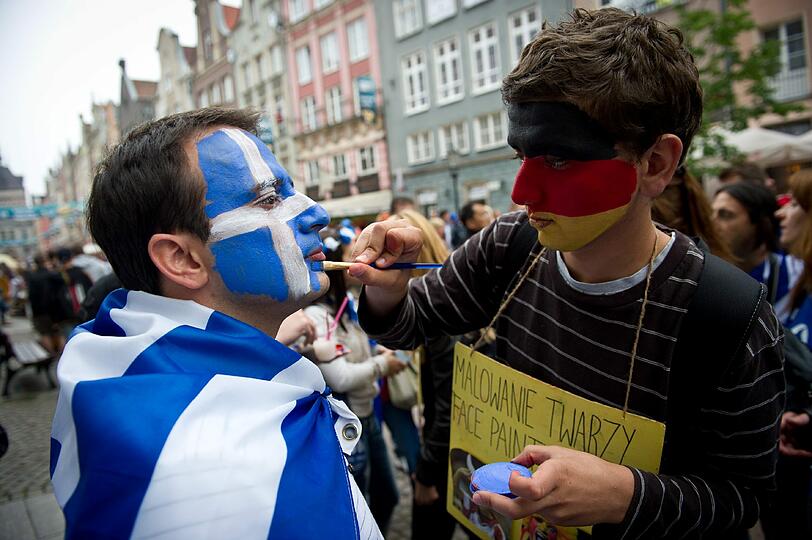 Hier kommen die Fans: Deutsche und griechische Anhänger feiern in Danzig.