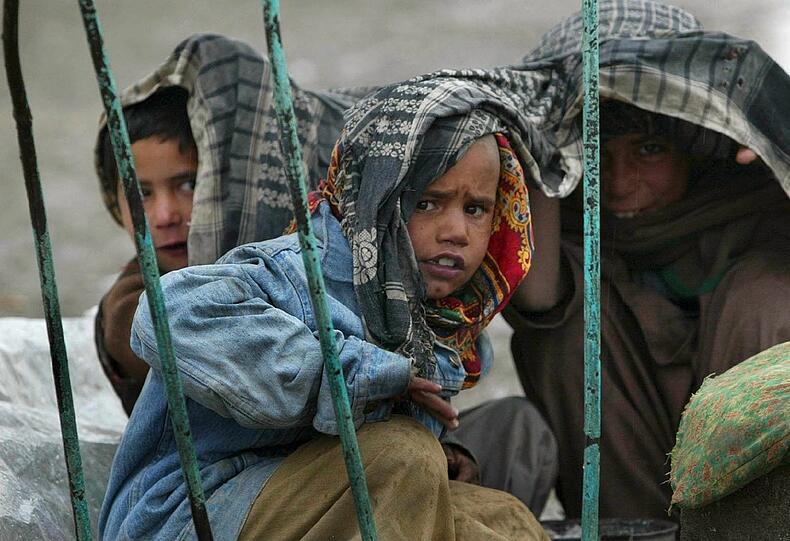Anklagende Kinderaugen: Flüchtlingsschicksal in Afghanistan.