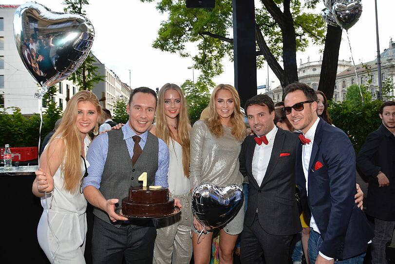 Daniel Laurent, Ayhan Durak und Heart-Chef Nikias Hofmann mit Hostessen beim Empfang zum 4-Jährigen Bestehen des Restaurants.