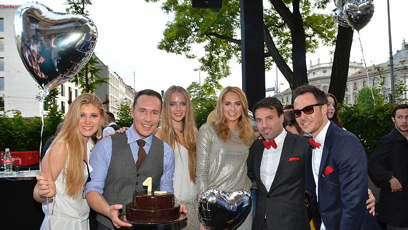 Daniel Laurent, Ayhan Durak und Heart-Chef Nikias Hofmann mit Hostessen beim Empfang zum 4-Jährigen Bestehen des Restaurants.