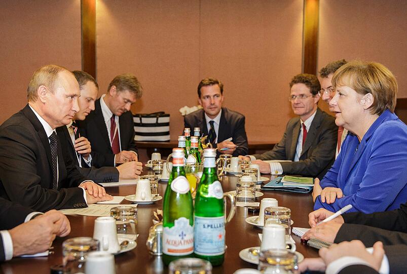 Sie sitzen zwar, trotz stundenlanger Verspätung Putins, gemeinsam am Tisch, eine Einigung über den Ukraine-Konflikt konnten Angela Merkel und Wladimir Putin trotzdem nicht erreichen.