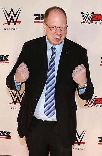 Mathias Ilgen vor dem WWE-Kampf auf dem roten Teppich.