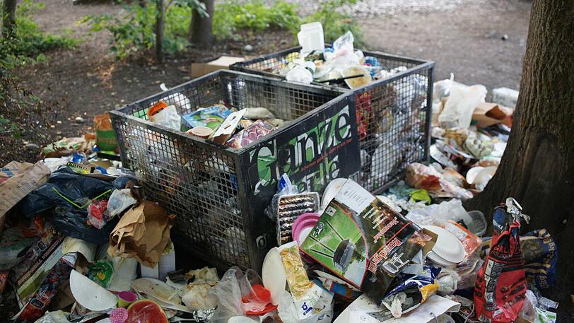 In den Gitterboxen wäre noch Platz, doch viel Müll liegt daneben.