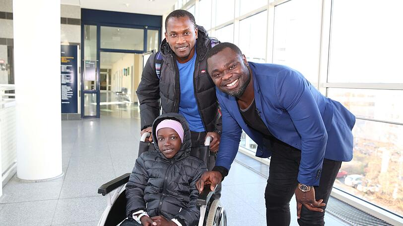 Ex-Profi Gerald Asamoah (rechts) mit Binta aus Gambia und Vater Musa.