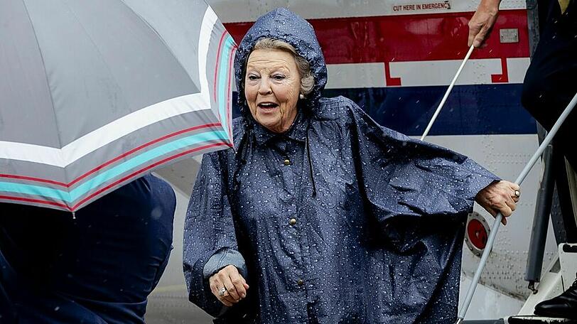 Von wegen bedröppelt: Prinzessin Beatrix zeigt sich gut gelaunt nach der Landung in Saba