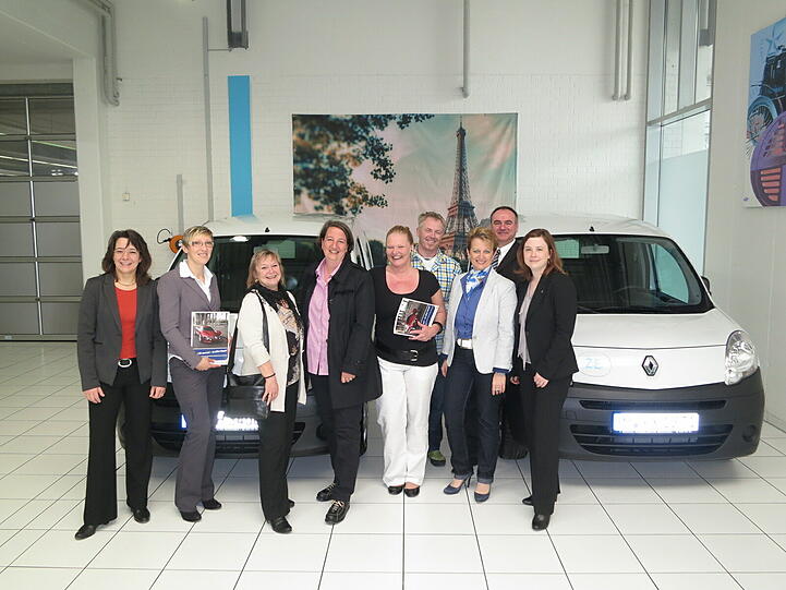 Strahlende Gesichter gab&rsquo;s bei der Übergabe der zwei E-Kangoos in der Renault-Niederlassung.