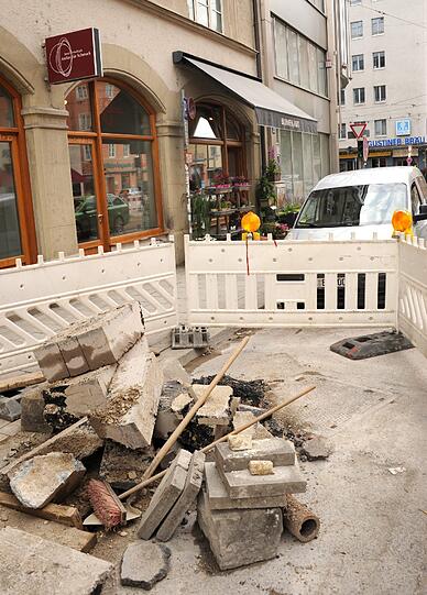 Blumenhändler Thorsten Roth vor seinem Laden in der Fraunhoferstraße. Bis Ende Juni plagte ihn die Baustelle.